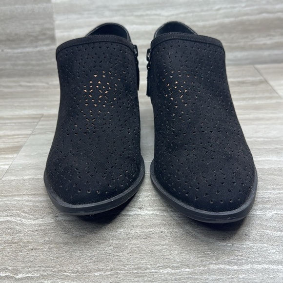 NWT Dress Barn Hazel Faux Suede Cut Out Ankle Booties Womens Size 7 - Picture 2 of 12